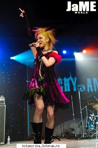doamne deci asta ar fii lookul lor nou angry goth

si hangry punck concerts in usa